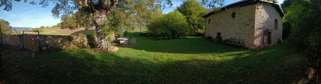 Cabaña de piedra con jardín
