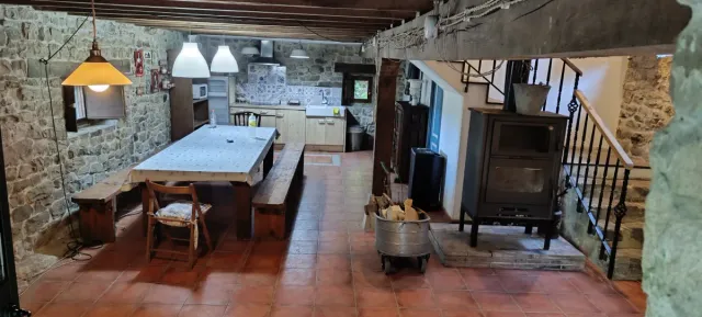 Cabaña de piedra con jardín