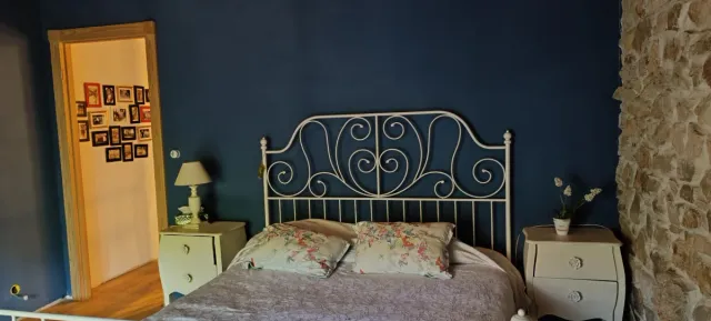 Cabaña de piedra con jardín