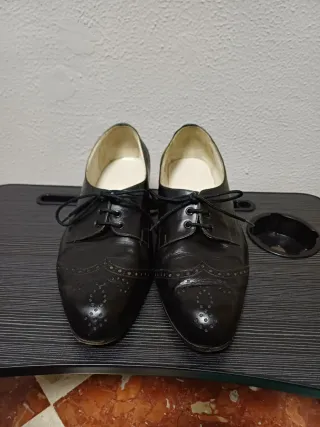 Zapatos de estilo brogue negros. Talla 39