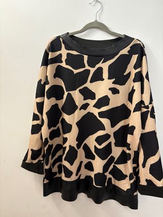 Blusón estampado animal print beige y negro