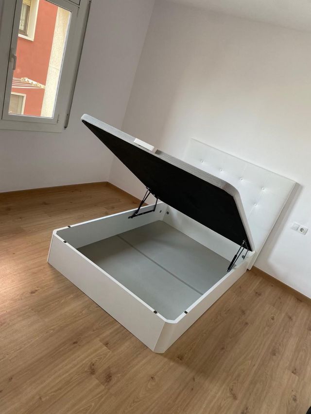 Canapé y colchón gris y blanco