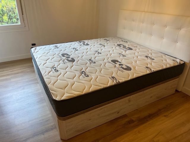 Sofá e colchão cinza e branco