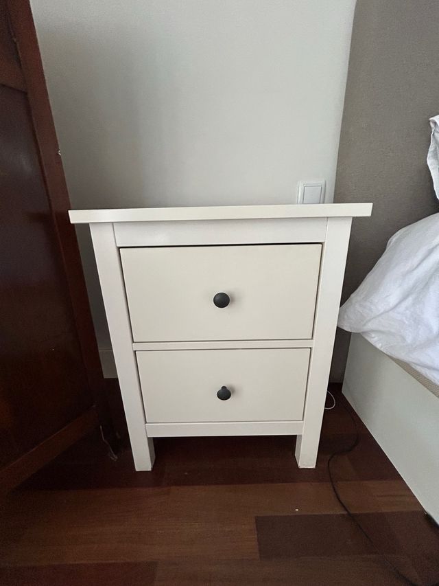 2 Mesitas de noche blancas