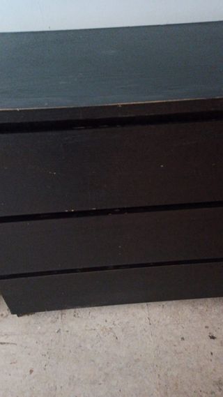 Muebles dormitorio negro y cristal.