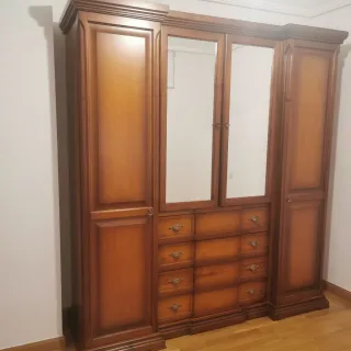 Armario de madera con puertas de espejo
