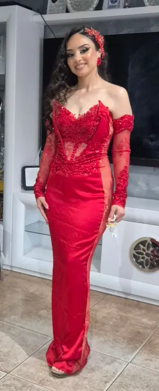 Vestido rojo con tocado