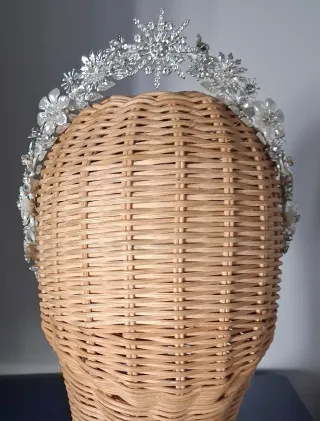 Tiara de novia plateada y blanca