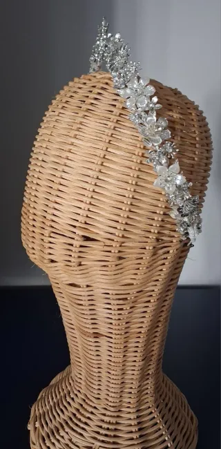 Tiara de novia plateada y blanca