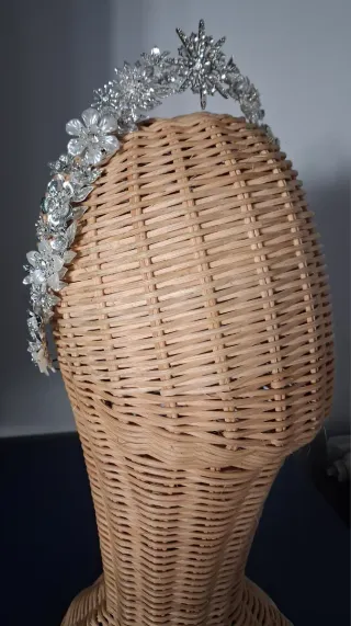 Tiara de novia plateada y blanca