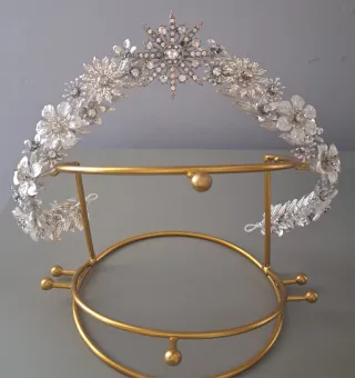 Tiara de novia plateada y blanca
