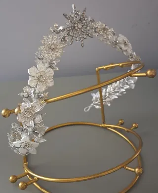 Tiara de novia plateada y blanca