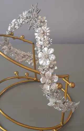 Tiara de novia plateada y blanca