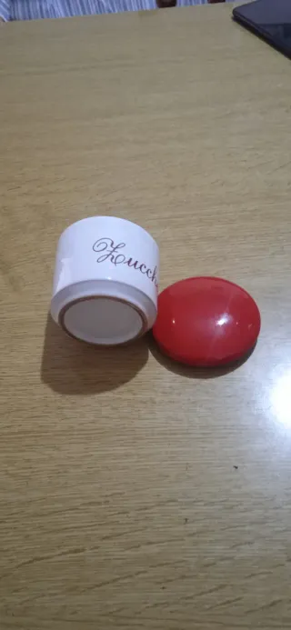 Porta zucchero bianco con tappo rosso