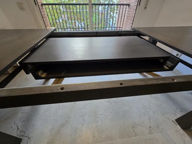 Mesa de comedor de madera moderna