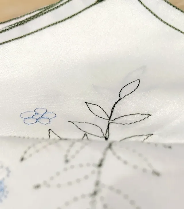 Servilletas de tela bordadas con flor azul