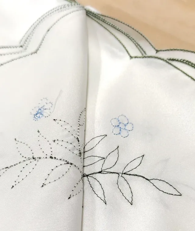 Servilletas de tela bordadas con flor azul