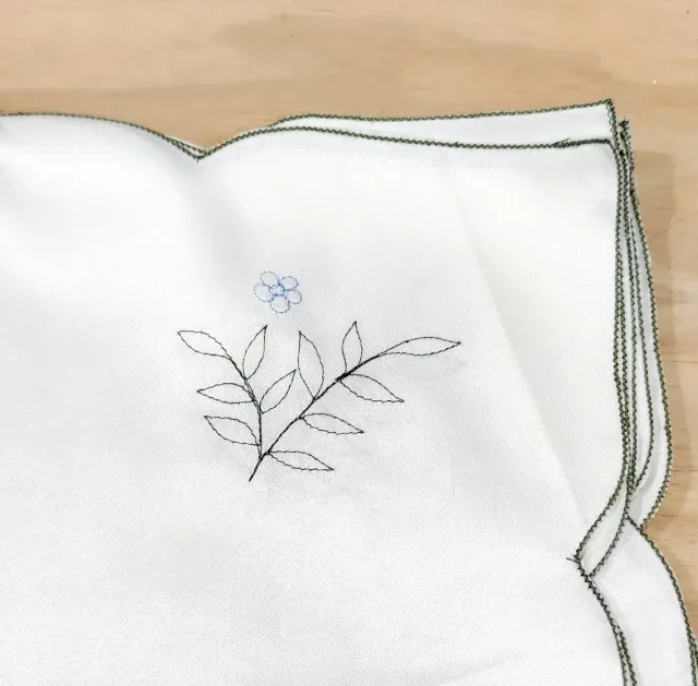 Servilletas de tela bordadas con flor azul