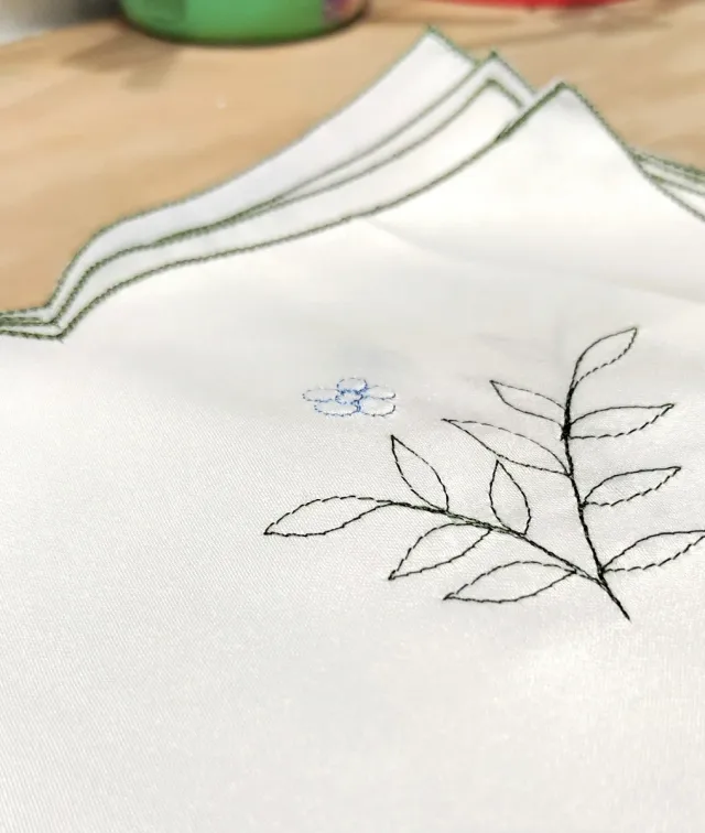 Servilletas de tela bordadas con flor azul