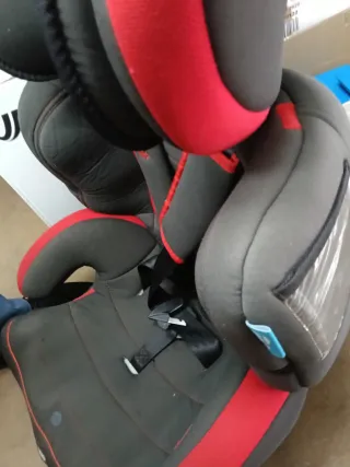 Silla de coche negra y roja