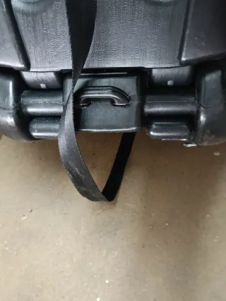 Silla de coche negra y roja