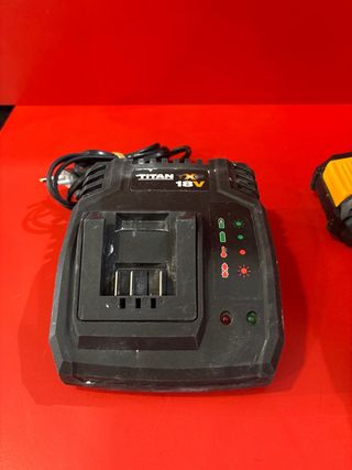 Taladro Atornillador Titan TTI884COM + 2 Baterías