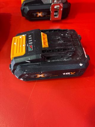 Taladro Atornillador Titan TTI884COM + 2 Baterías