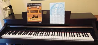 Piano Yamaha Clavinova CLP-330 + Manuales