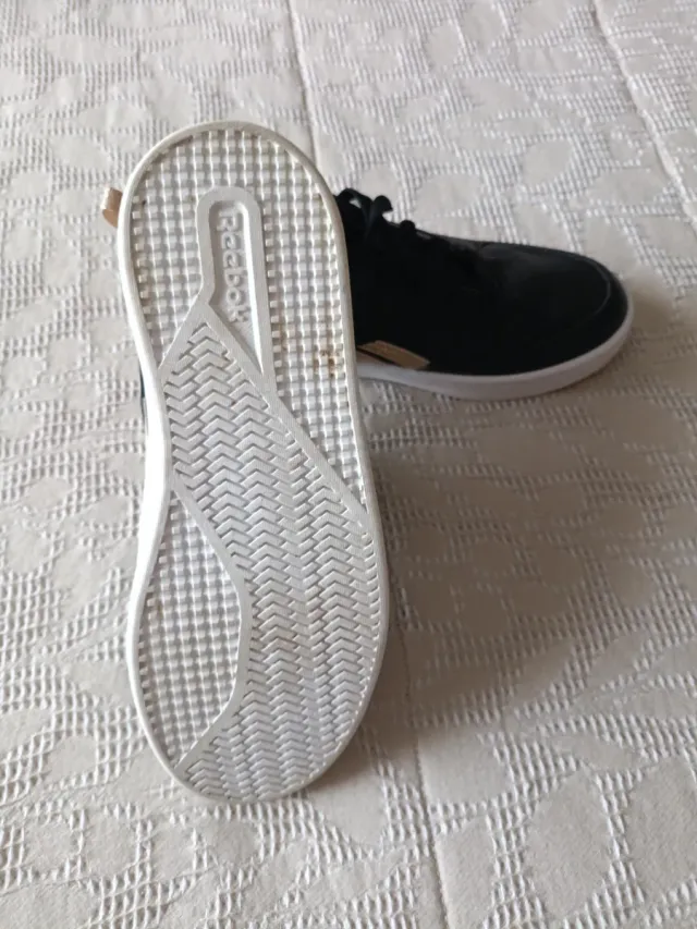 Zapatillas Reebok Negras y Doradas