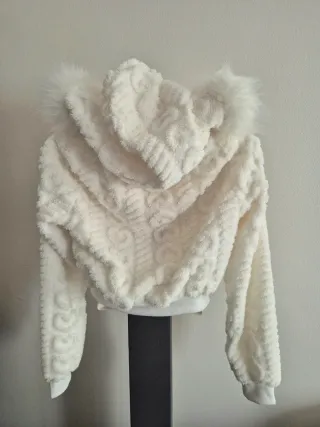 Casaco Crop Fofinho Branco com Capuz