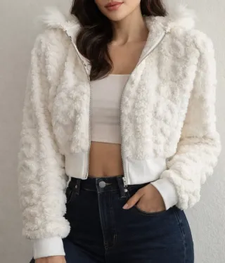 Casaco Crop Fofinho Branco com Capuz