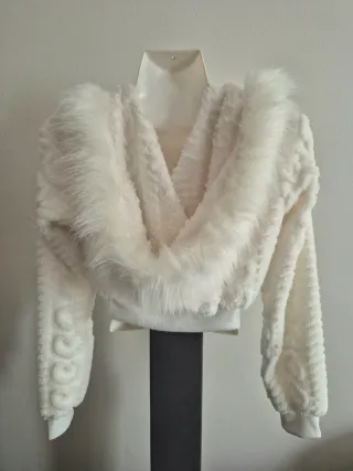 Casaco Crop Fofinho Branco com Capuz