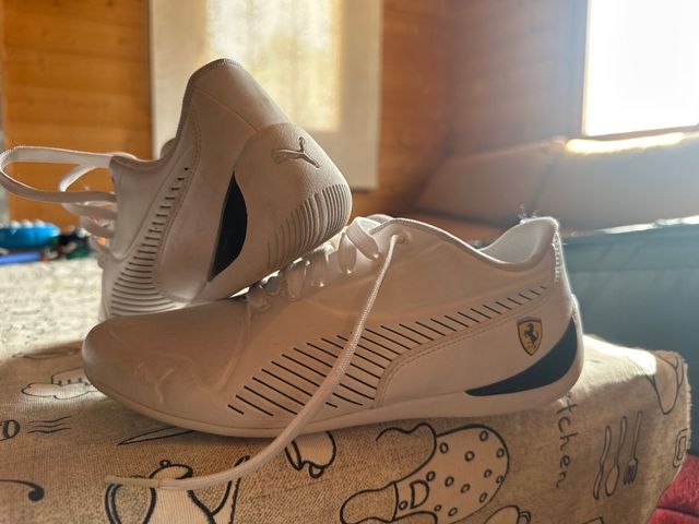 Botas deportivas Puma blancas y Negras