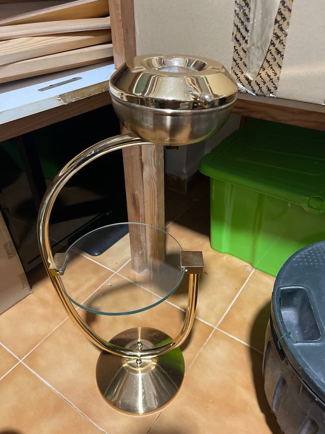 Cenicero de pie dorado con cristal