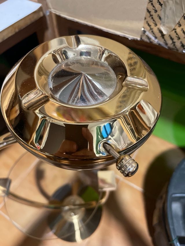 Cenicero de pie dorado con cristal