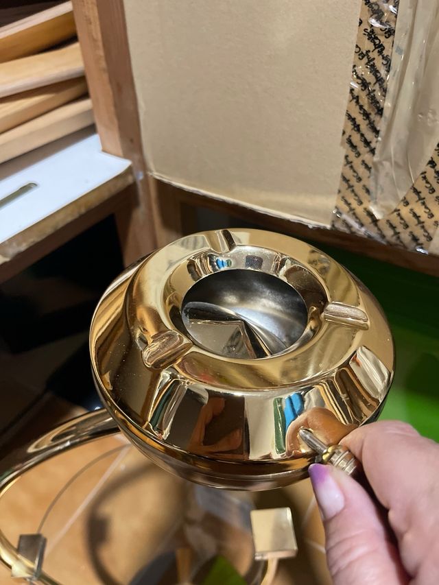 Cenicero de pie dorado con cristal