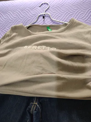 Camiseta Benetton Beige y Vaqueros Azules