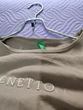 Camiseta Benetton Beige y Vaqueros Azules