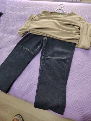 Camiseta Benetton Beige y Vaqueros Azules