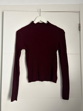 Camiseta cuello alto color vino manga larga