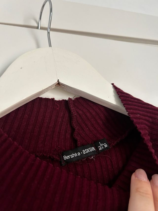 Camiseta cuello alto color vino manga larga