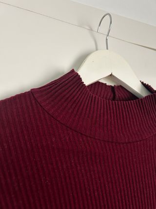 Camiseta cuello alto color vino manga larga