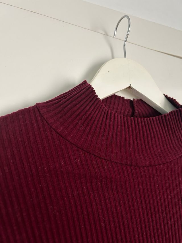 Camiseta cuello alto color vino manga larga