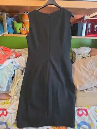 Vestido negro con flores beige