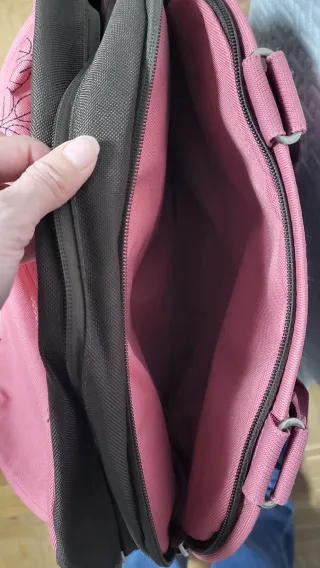 Bolso marrón y rosa con bordado