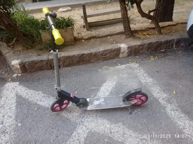 Patinete infantil con ruedas rosas