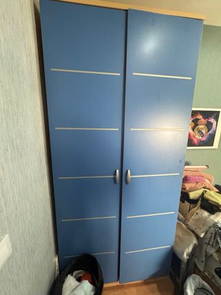 Armario de madera y plástico