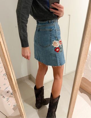 Falda denim bordada Zara