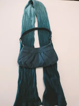 Bolso y bufanda degradado turquesa-verde azulado.