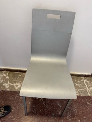 Silla de cocina moderna gris.